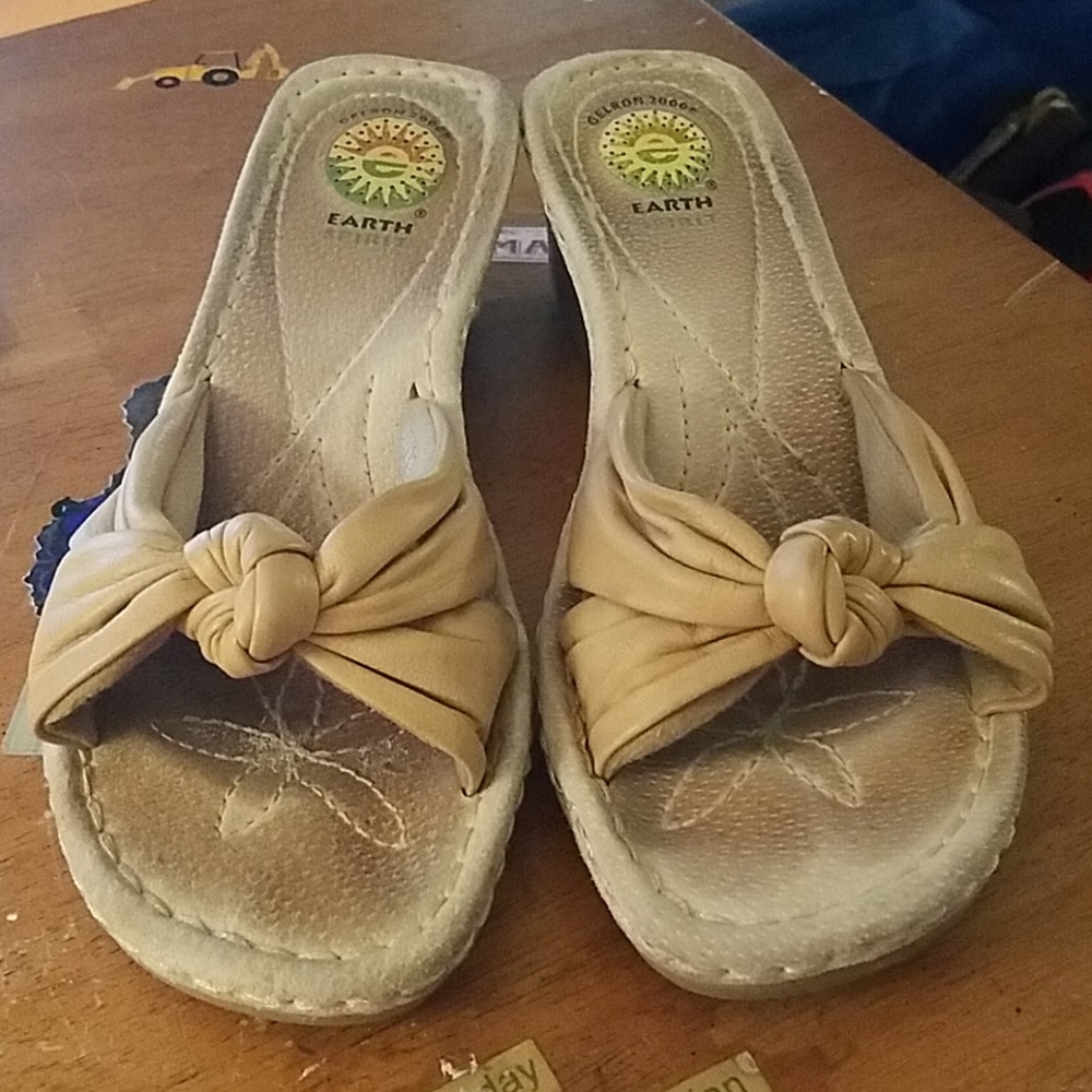 Earth Spirit Size 9 Wedge 2" Heel